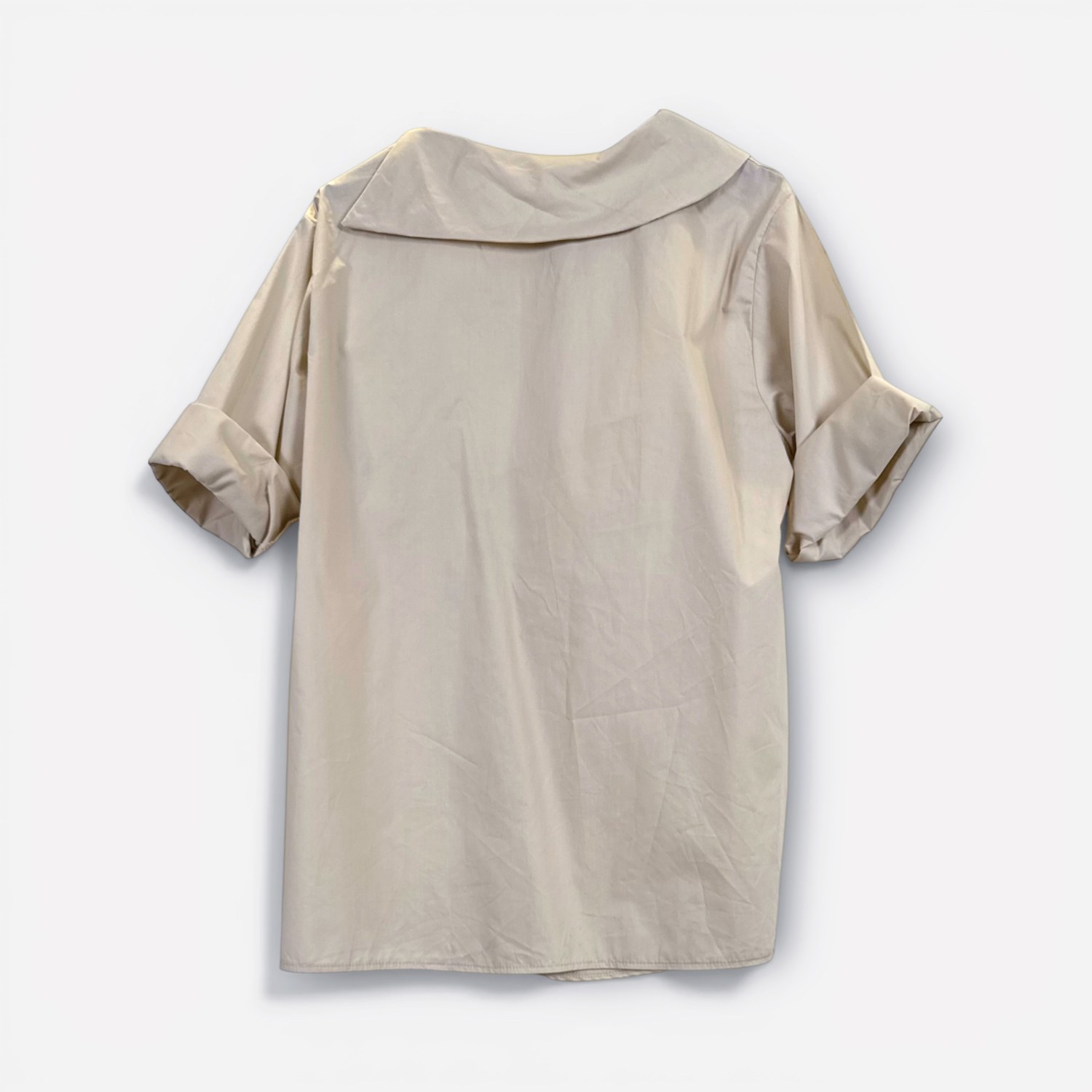 Top asimmetrico a maniche corte con colletto strutturato SS26-C6-28 – NEUS