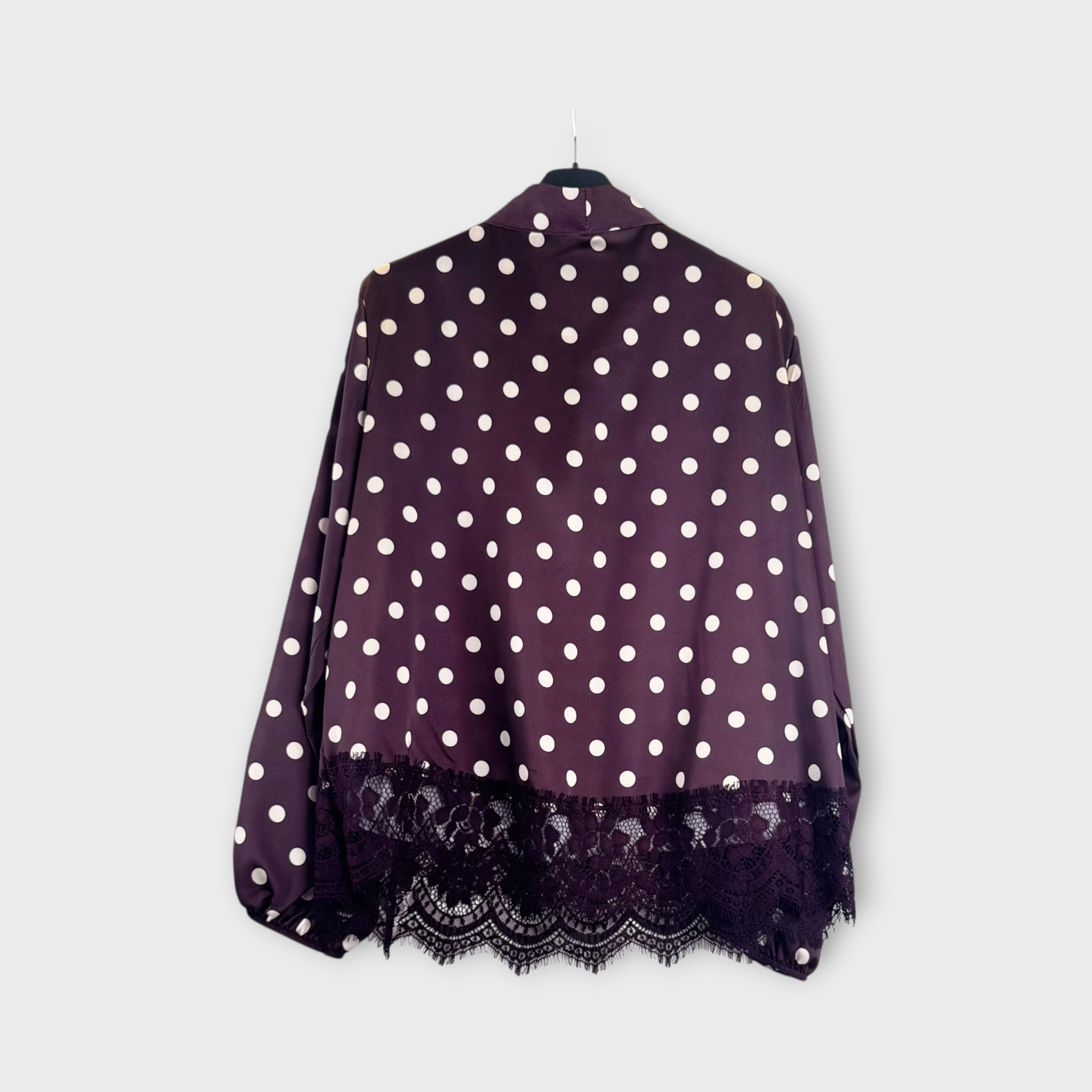 Camicia a pois con fiocco e bordo in pizzo bordeaux