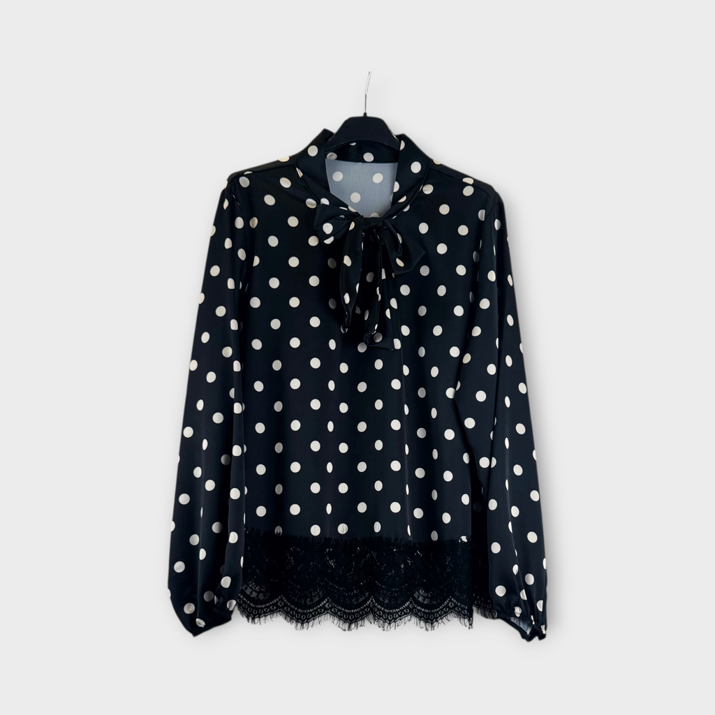 Camicia a pois con fiocco e bordo in pizzo nero