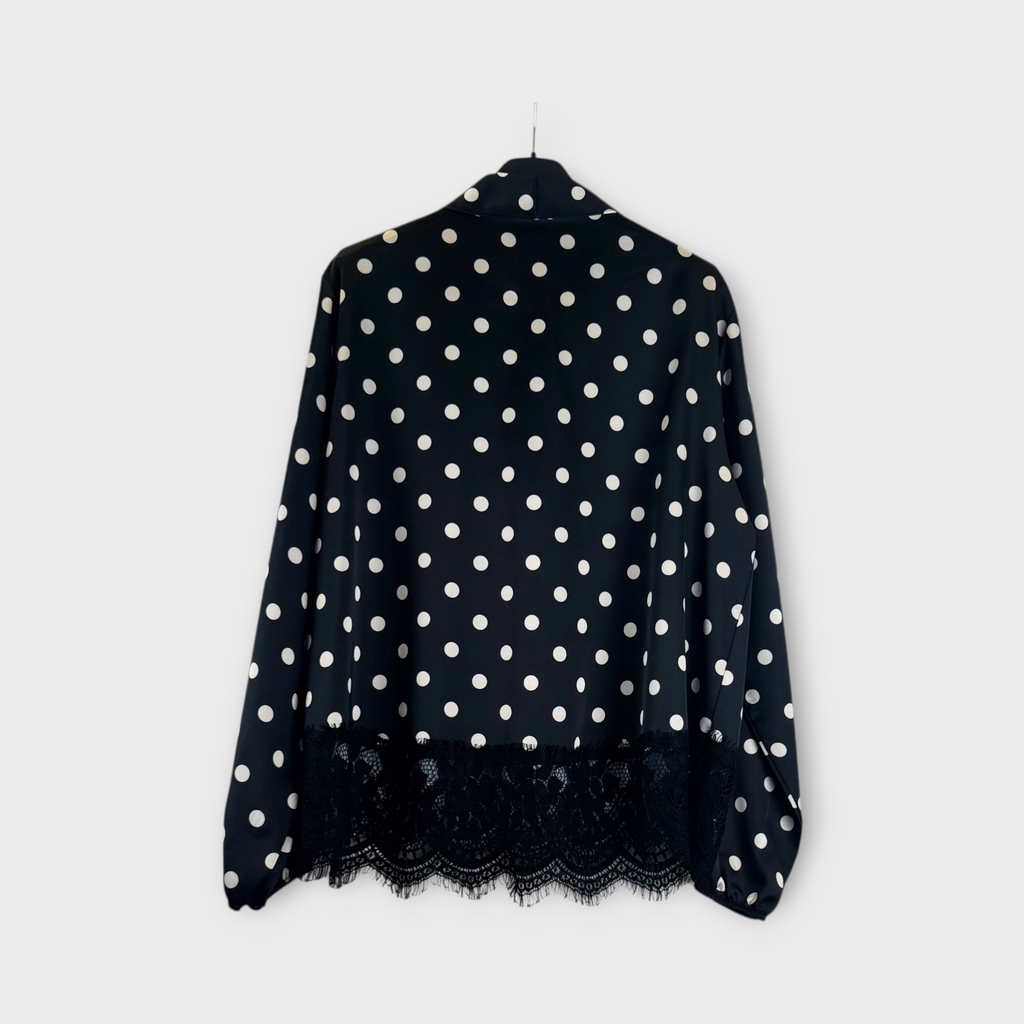 Camicia a pois con fiocco e bordo in pizzo nero