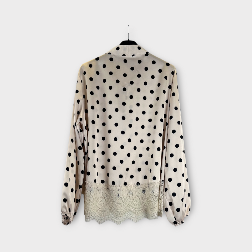 Camicia a pois con fiocco e bordo in pizzo nero