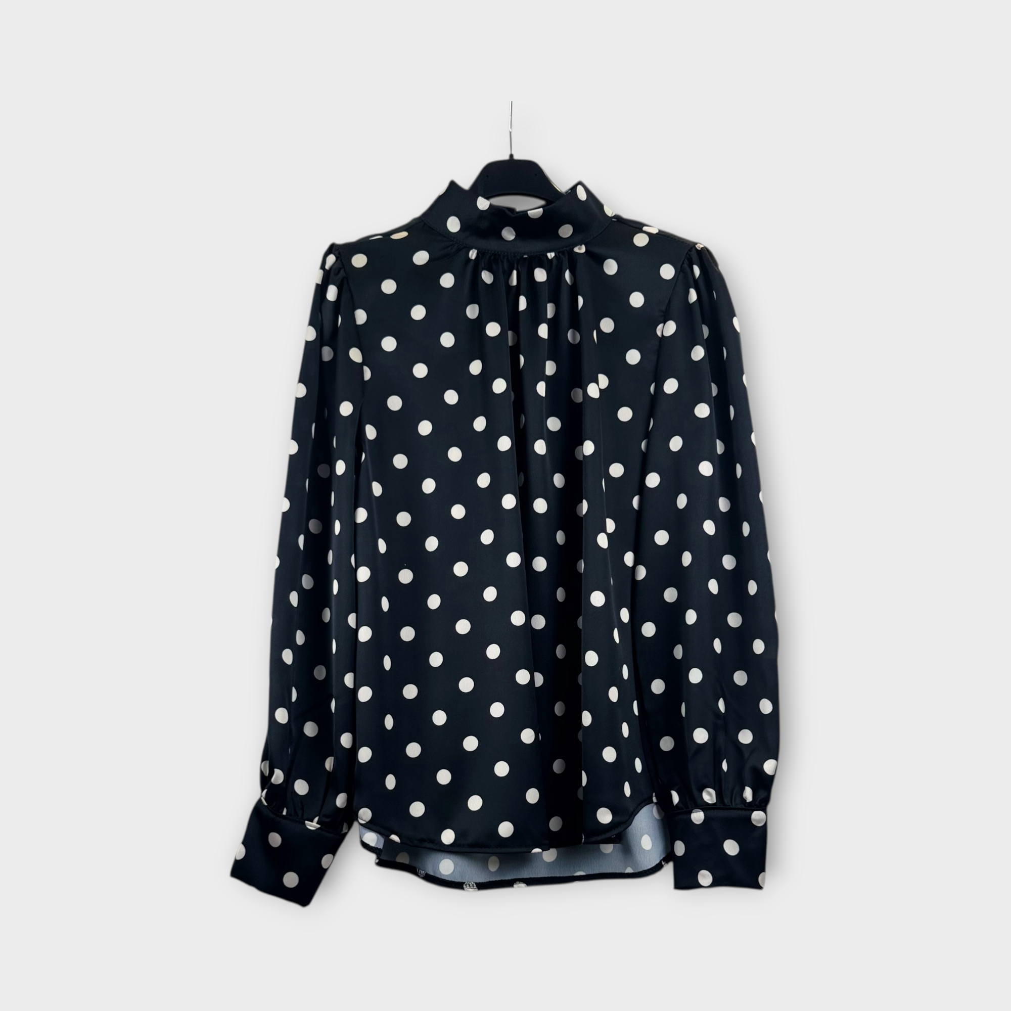 Camicia nera a pois con collo alto nero