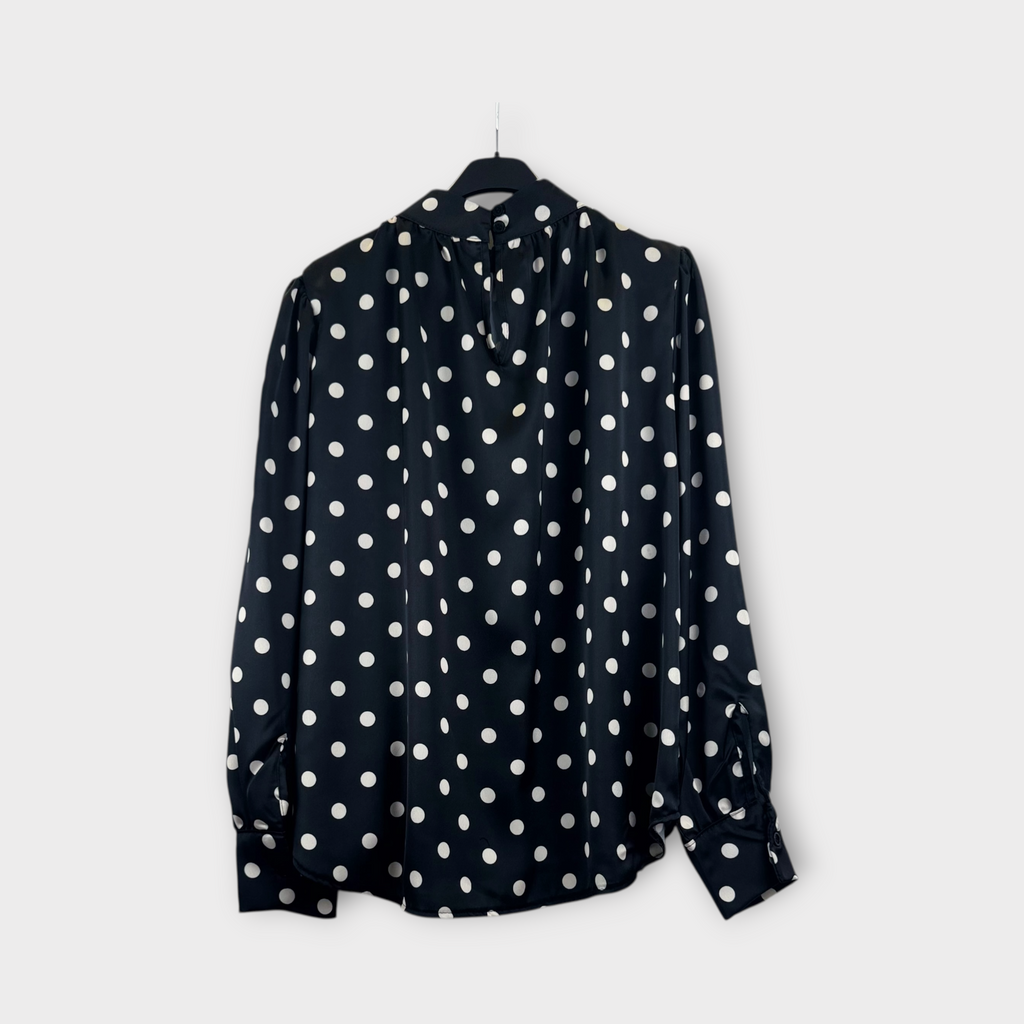Camicia nera a pois con collo alto nero