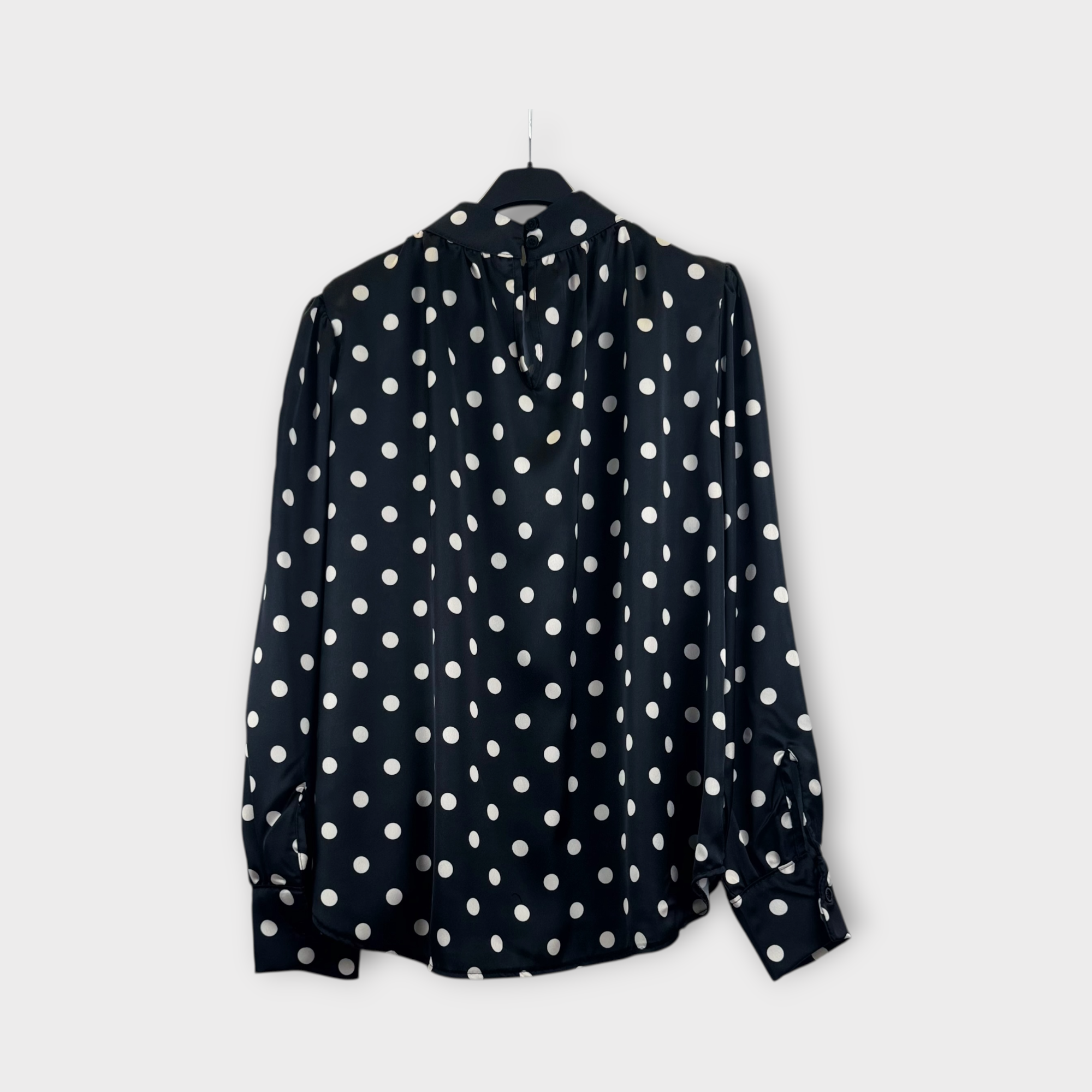 Camicia nera a pois con collo alto nero