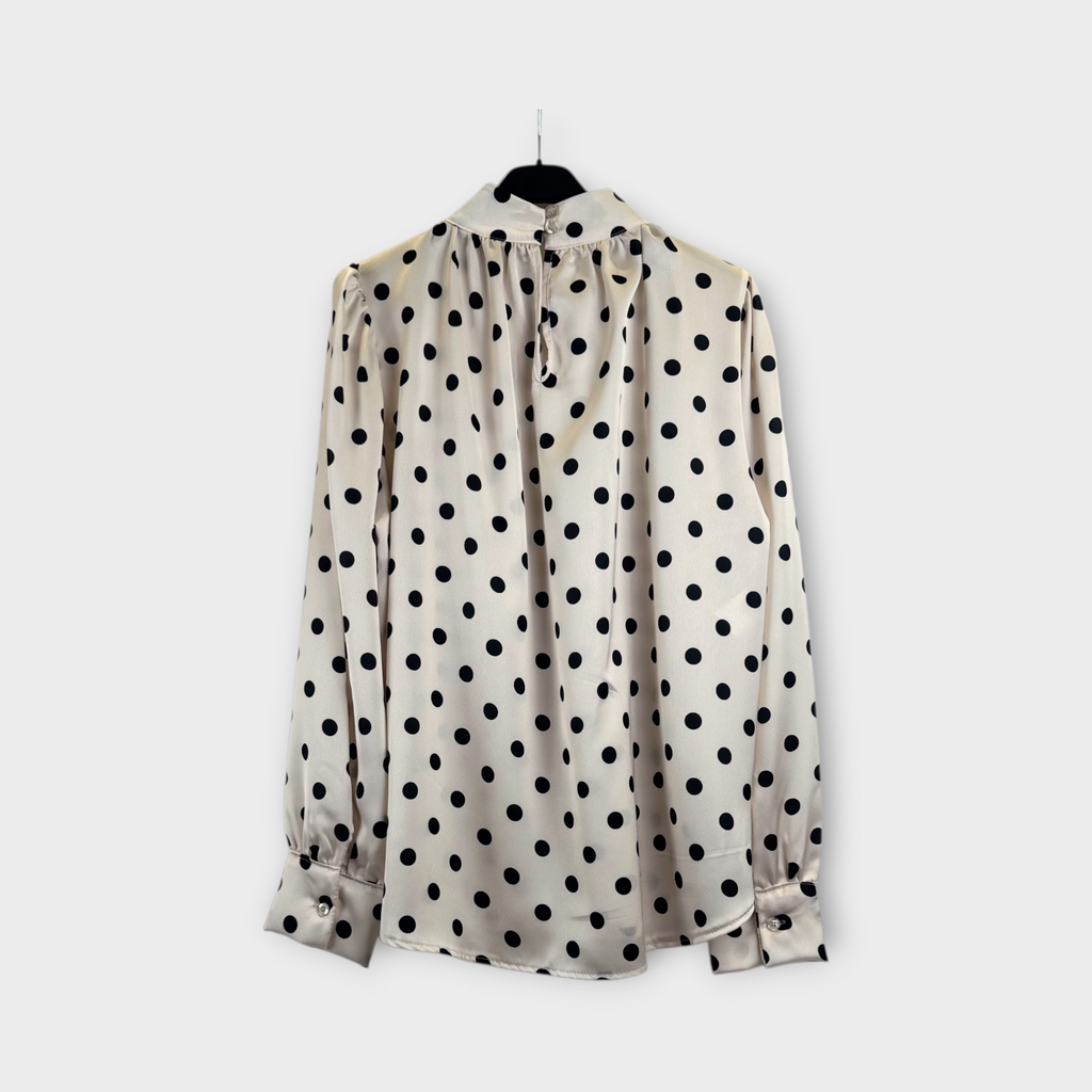 Camicia nera a pois con collo alto nero