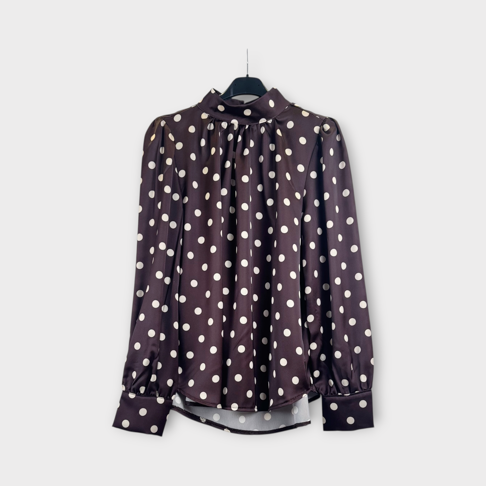 Camicia nera a pois con collo alto nero