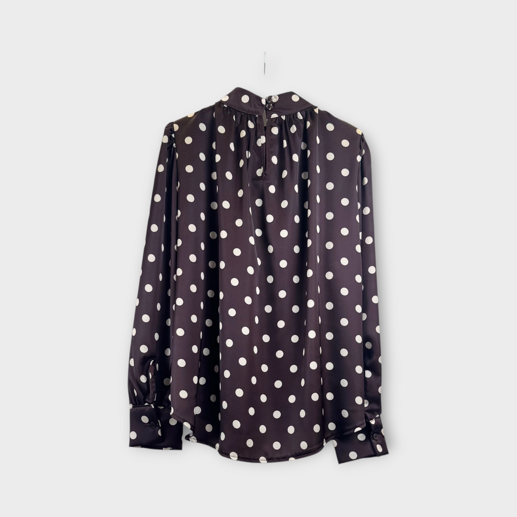 Camicia nera a pois con collo alto nero