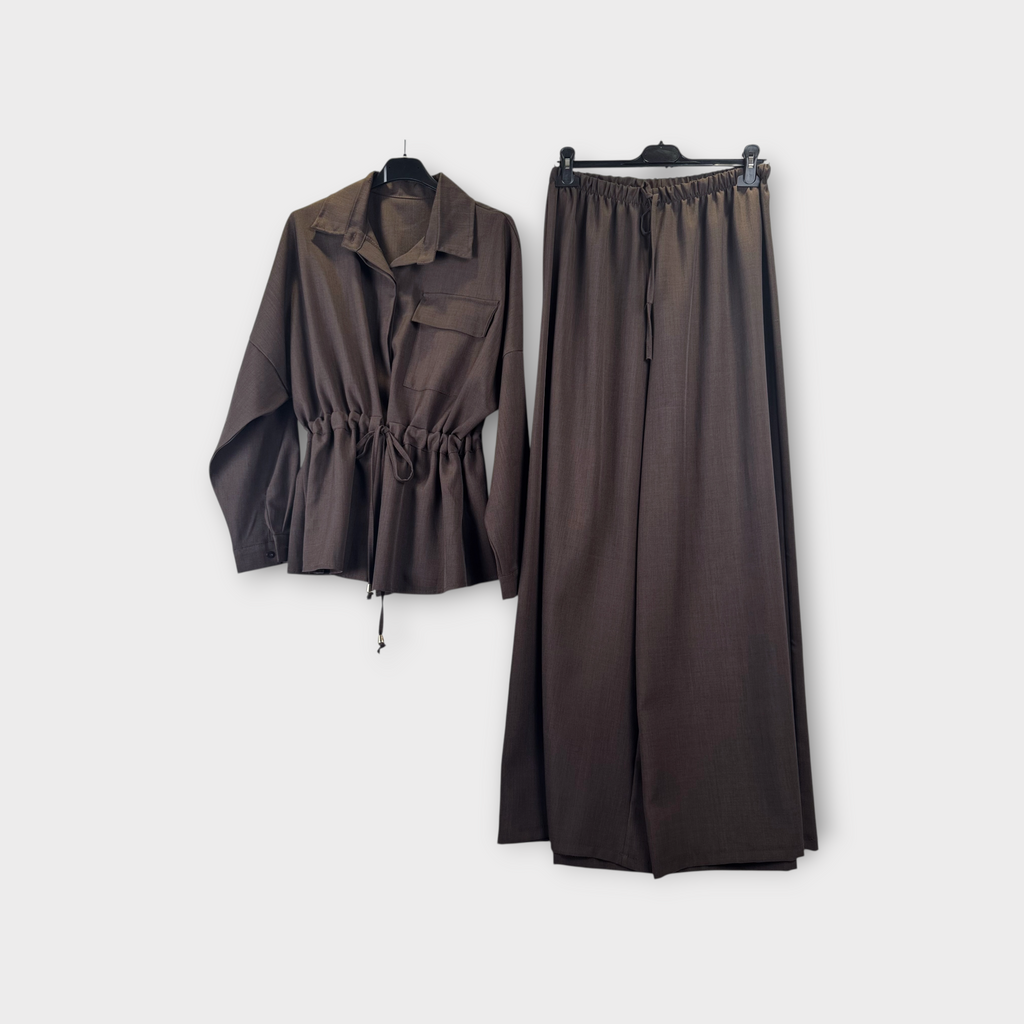 Completo camicia e pantaloni marrone