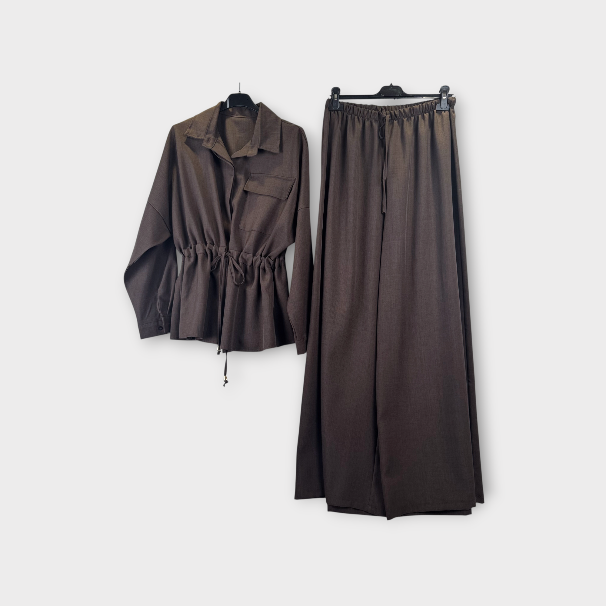 Completo camicia e pantaloni marrone