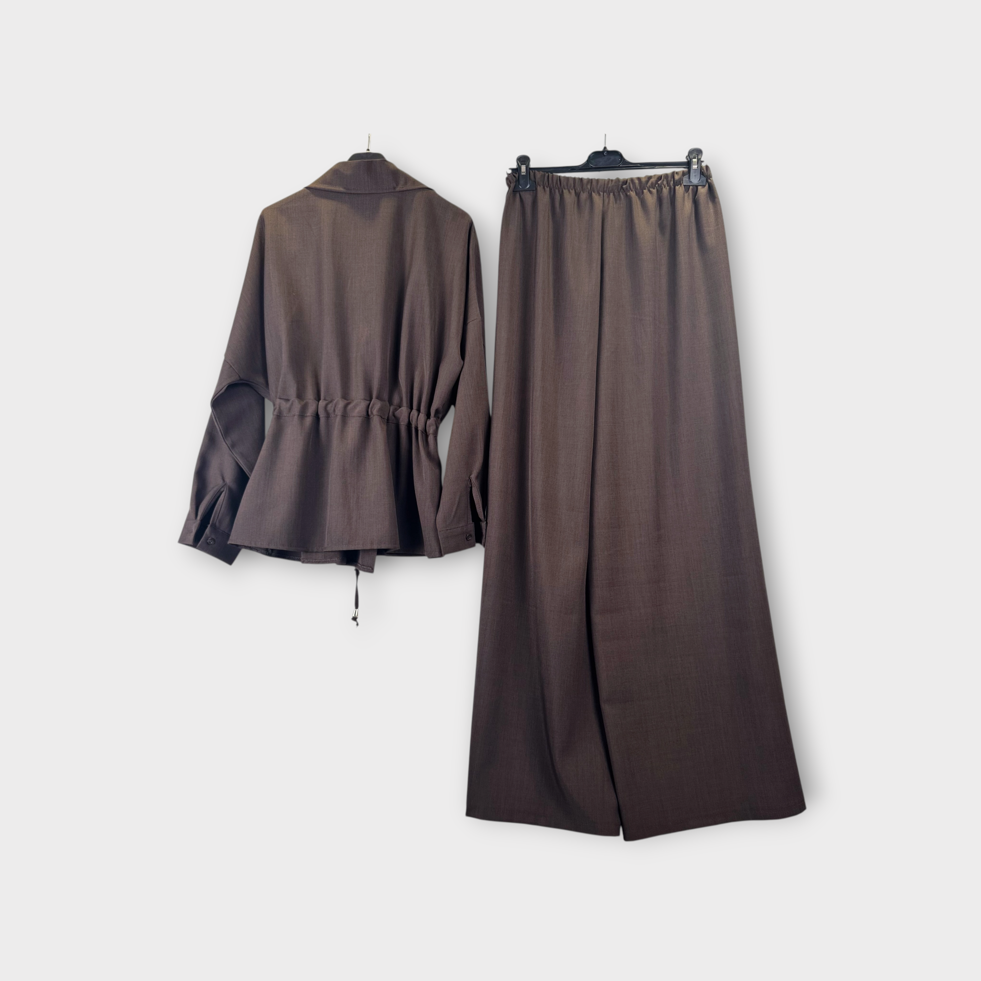 Completo camicia e pantaloni marrone