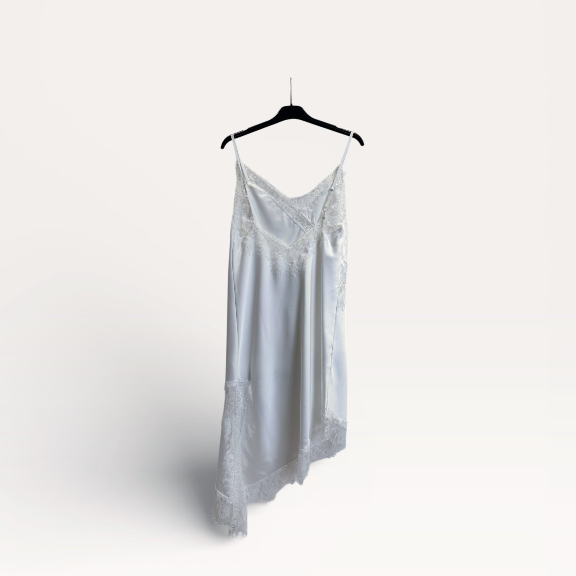 Top in raso asimmetrico con bordo in pizzo