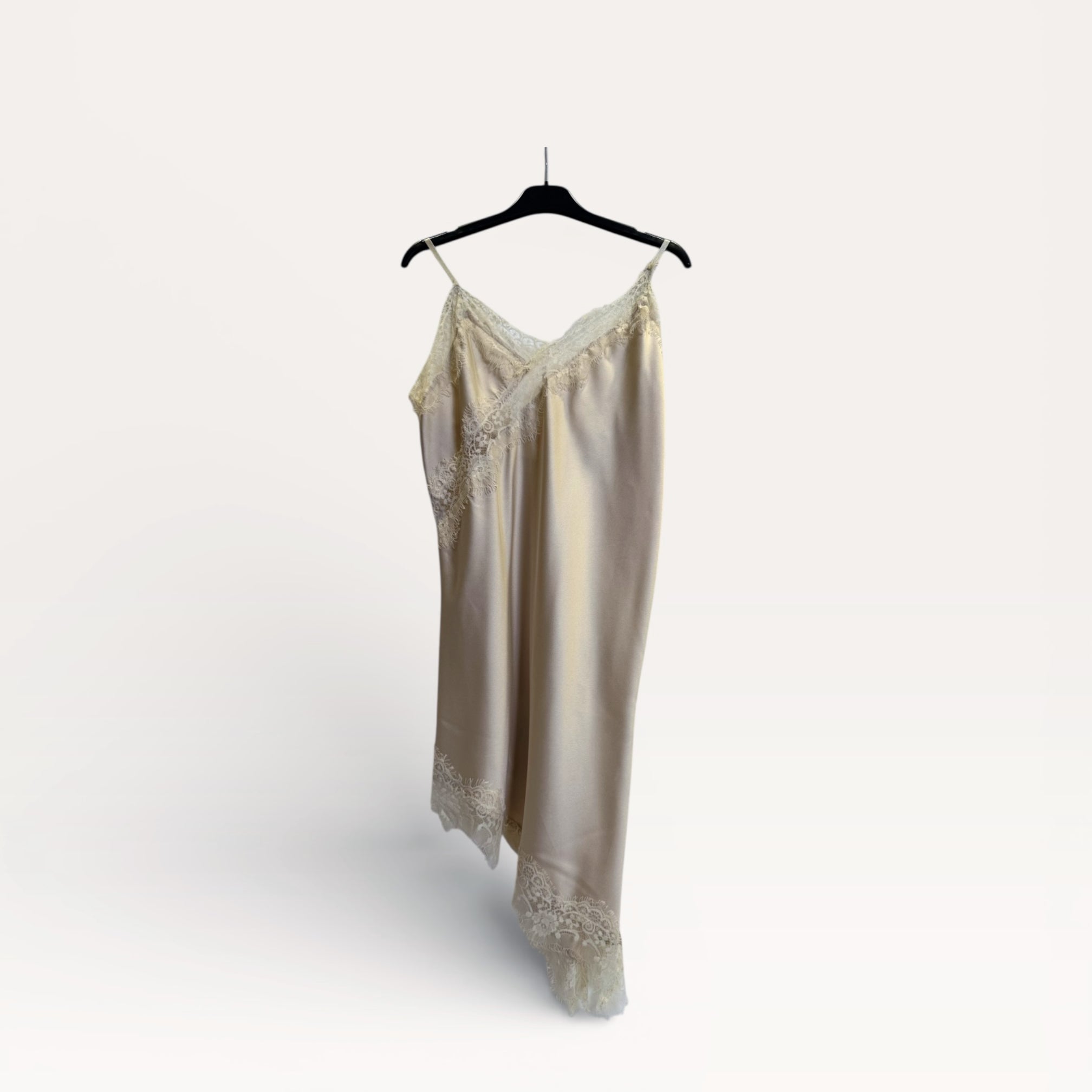 Top in raso asimmetrico con bordo in pizzo