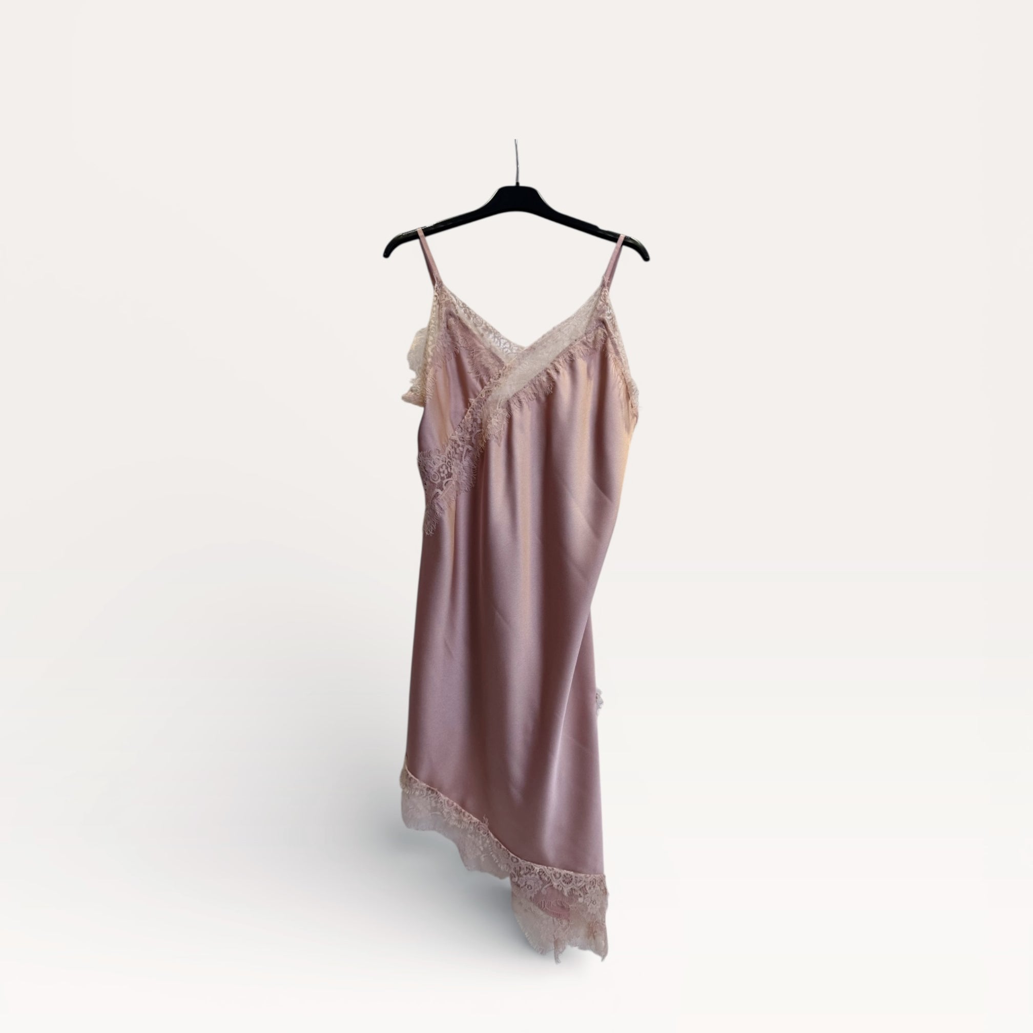 Top in raso asimmetrico con bordo in pizzo