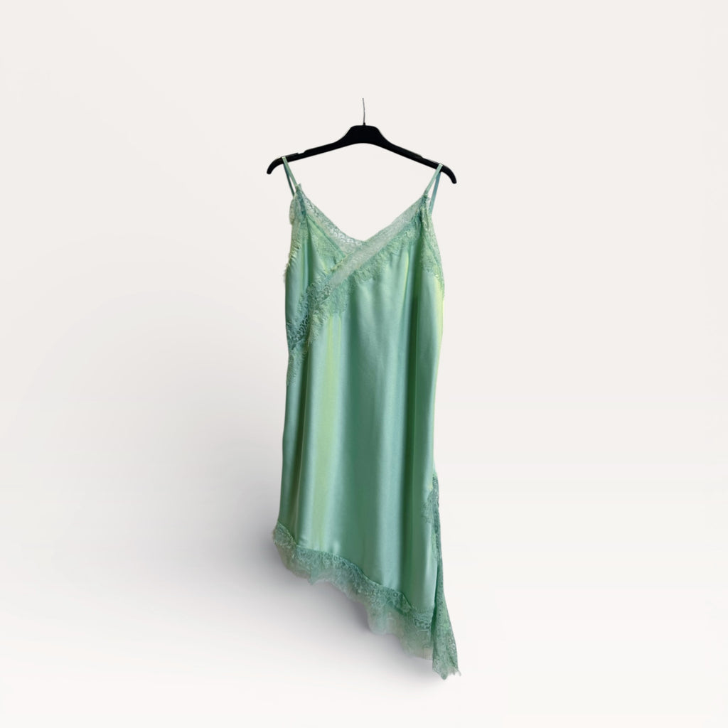Top in raso asimmetrico con bordo in pizzo