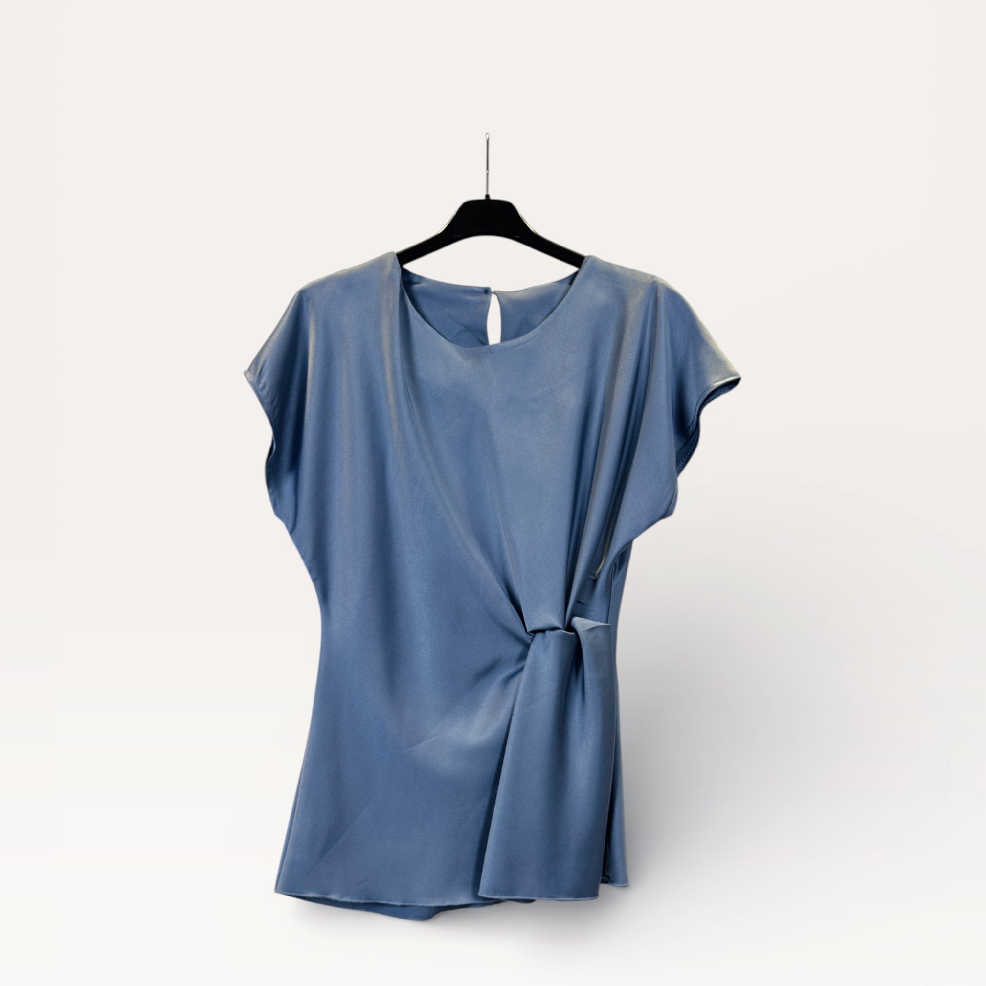 Blusa in satin drappeggiata con nodo laterale