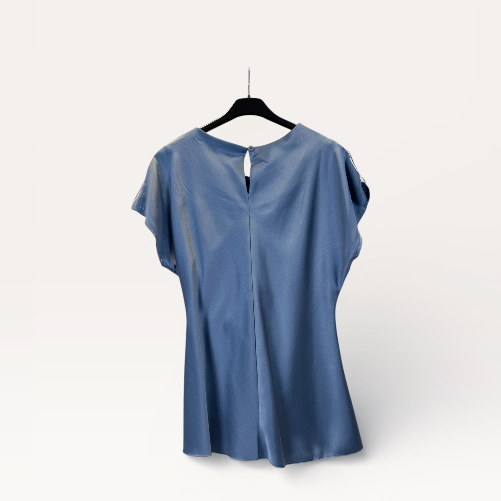 Blusa in satin drappeggiata con nodo laterale