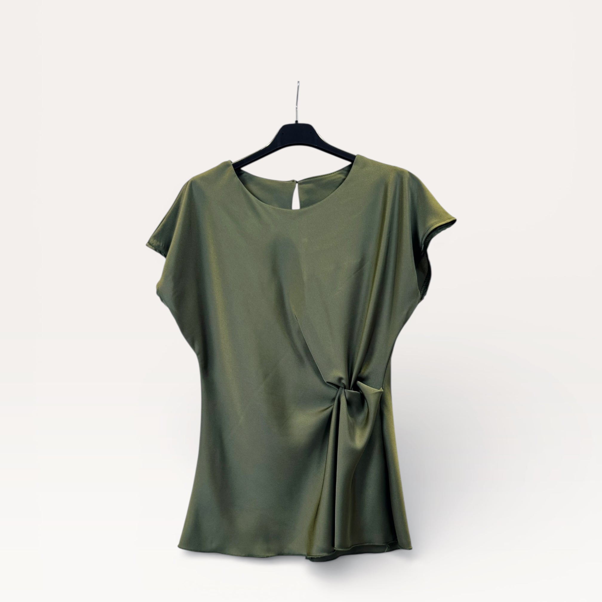Blusa in satin drappeggiata con nodo laterale