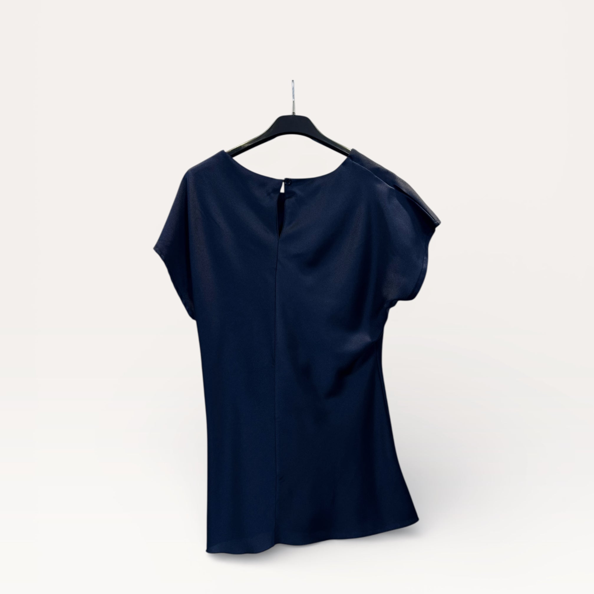 Blusa in satin drappeggiata con nodo laterale