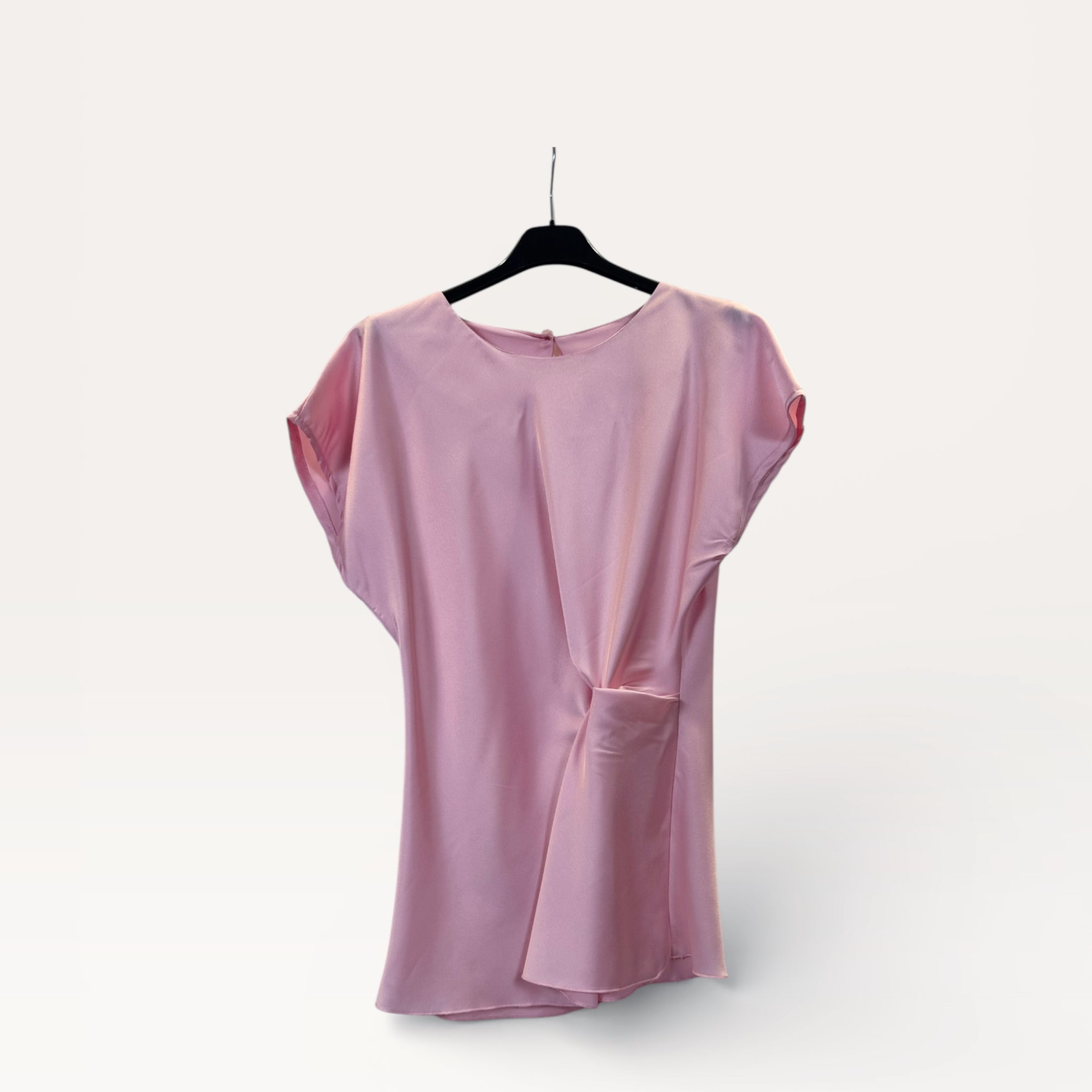 Blusa in satin drappeggiata con nodo laterale