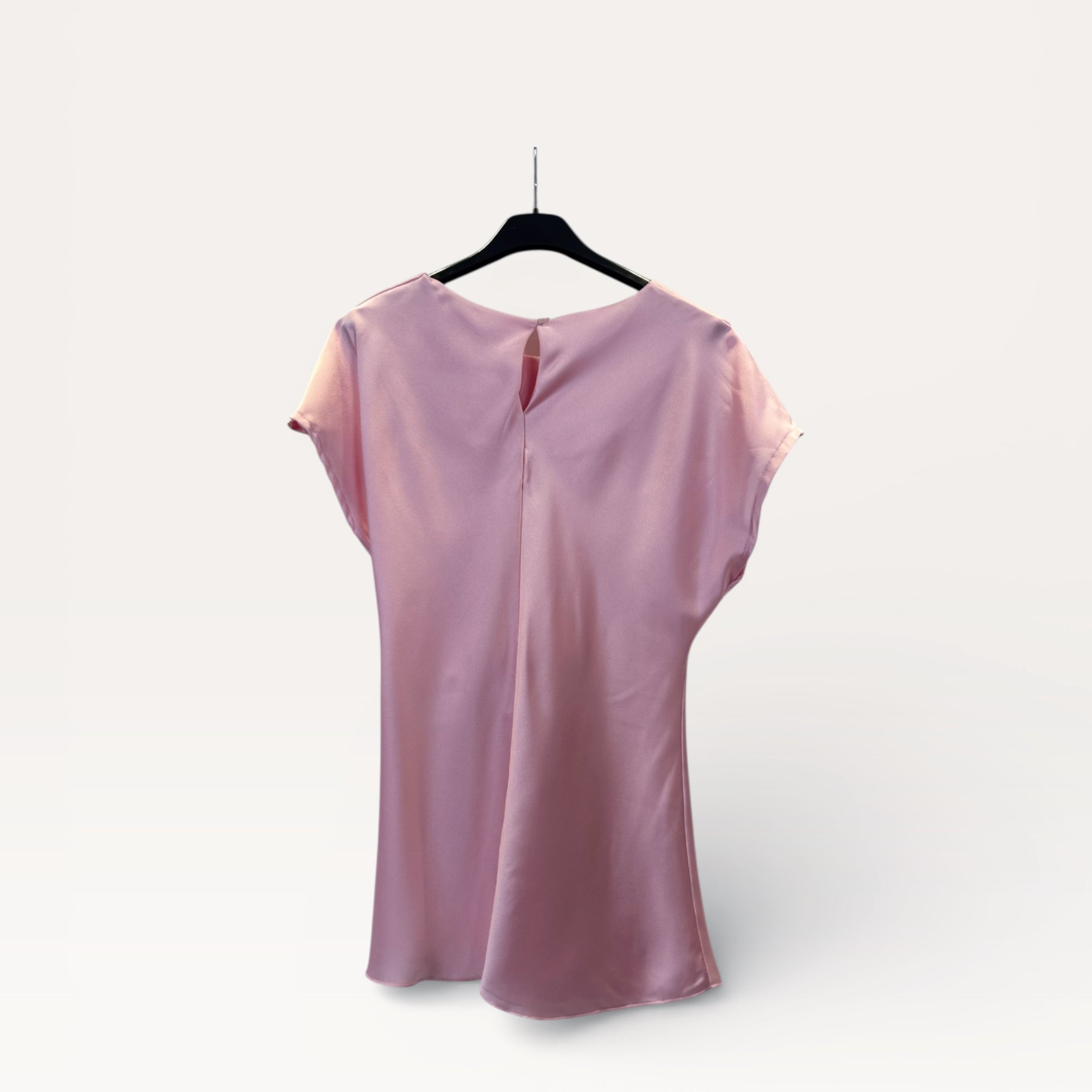 Blusa in satin drappeggiata con nodo laterale