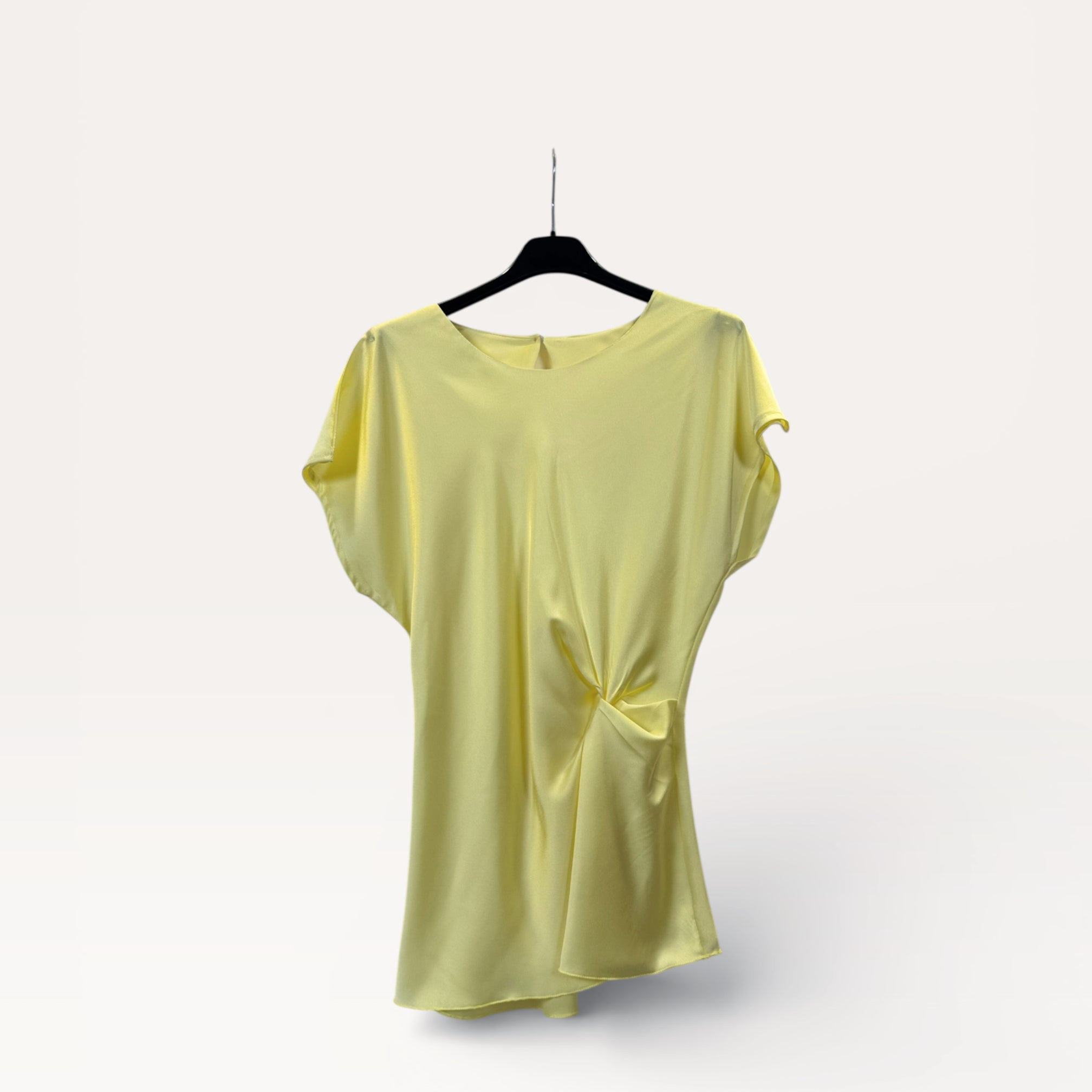 Blusa in satin drappeggiata con nodo laterale