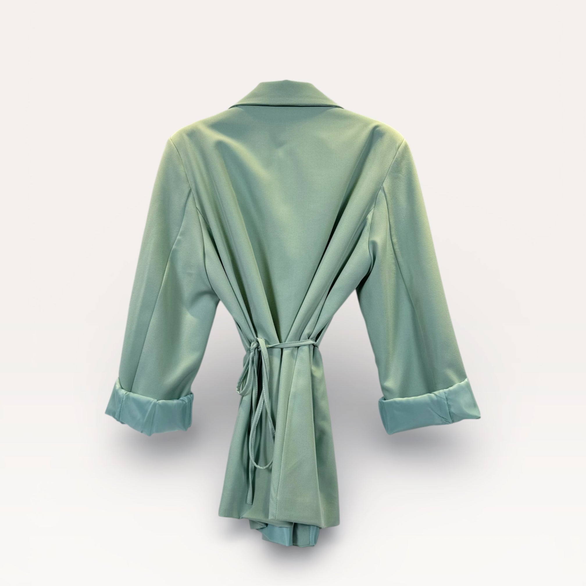 Blazer con spilla a rosa e cintura annodata