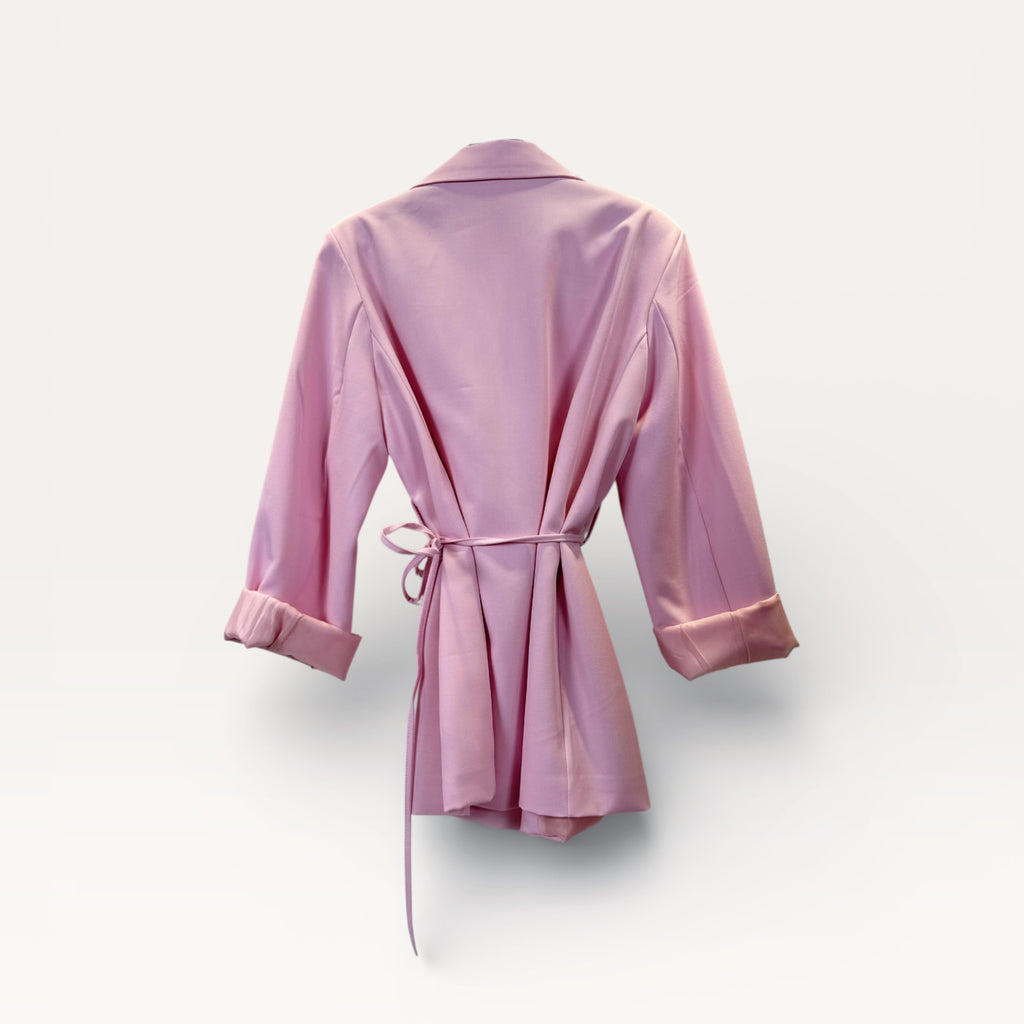 Blazer con spilla a rosa e cintura annodata