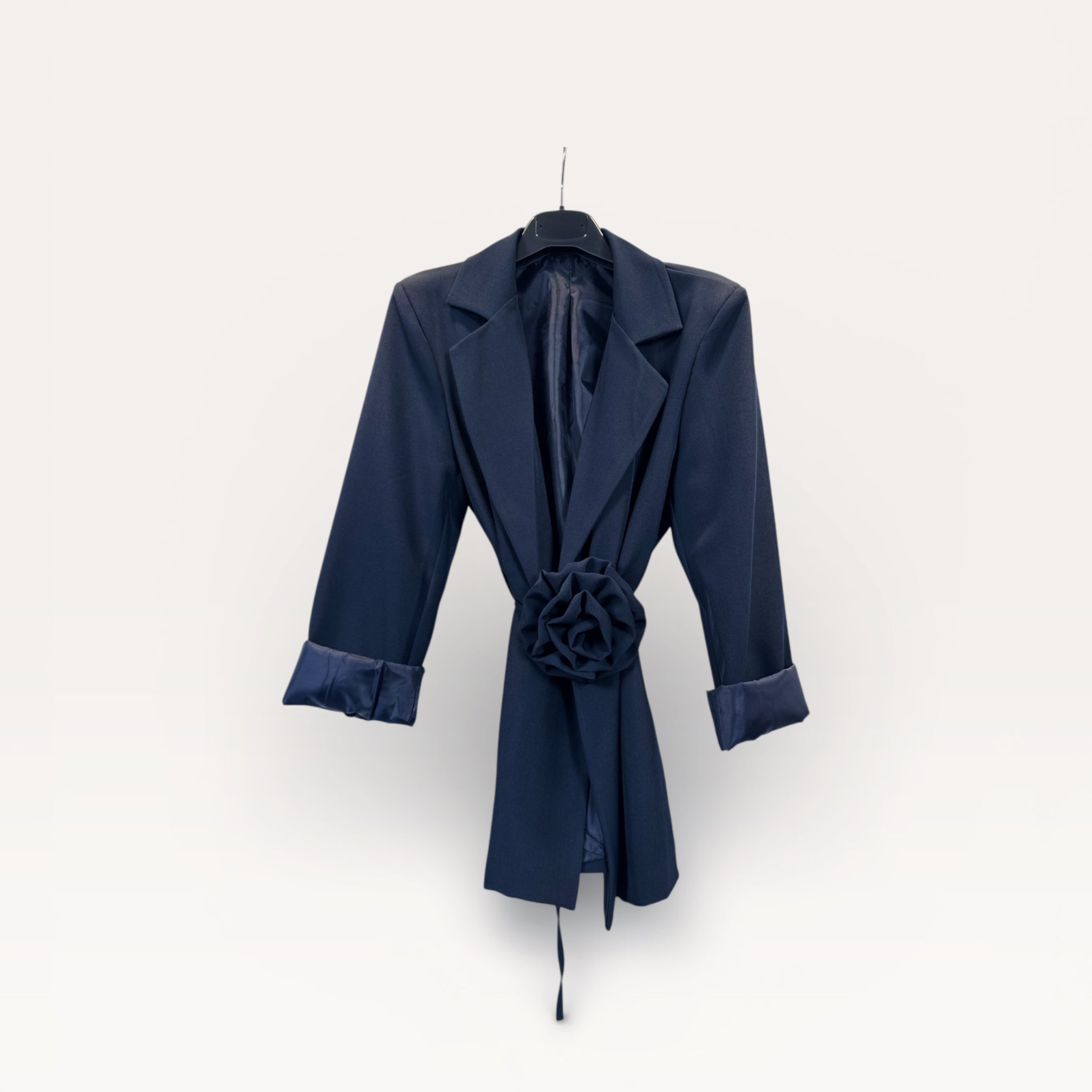 Blazer con spilla a rosa e cintura annodata