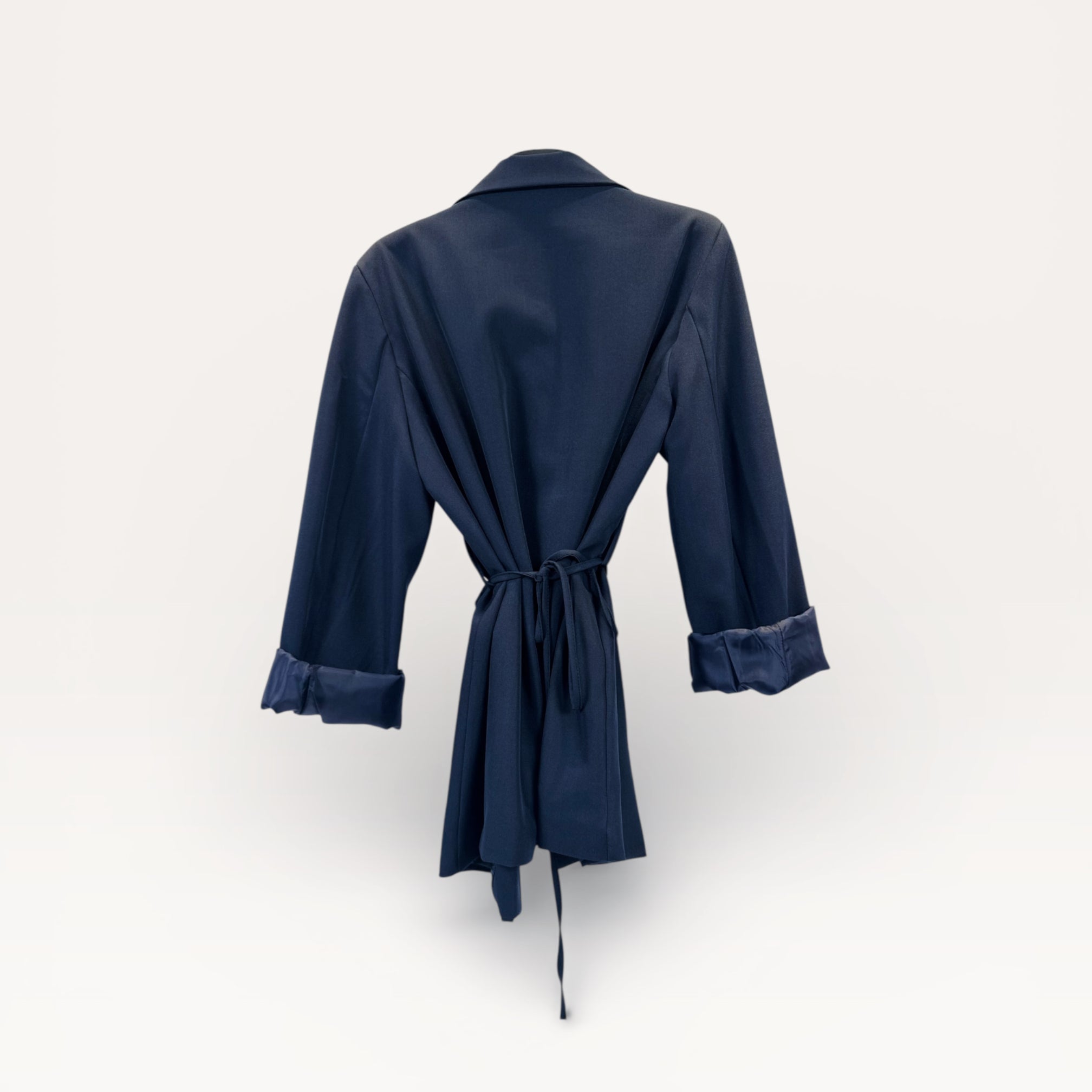 Blazer con spilla a rosa e cintura annodata