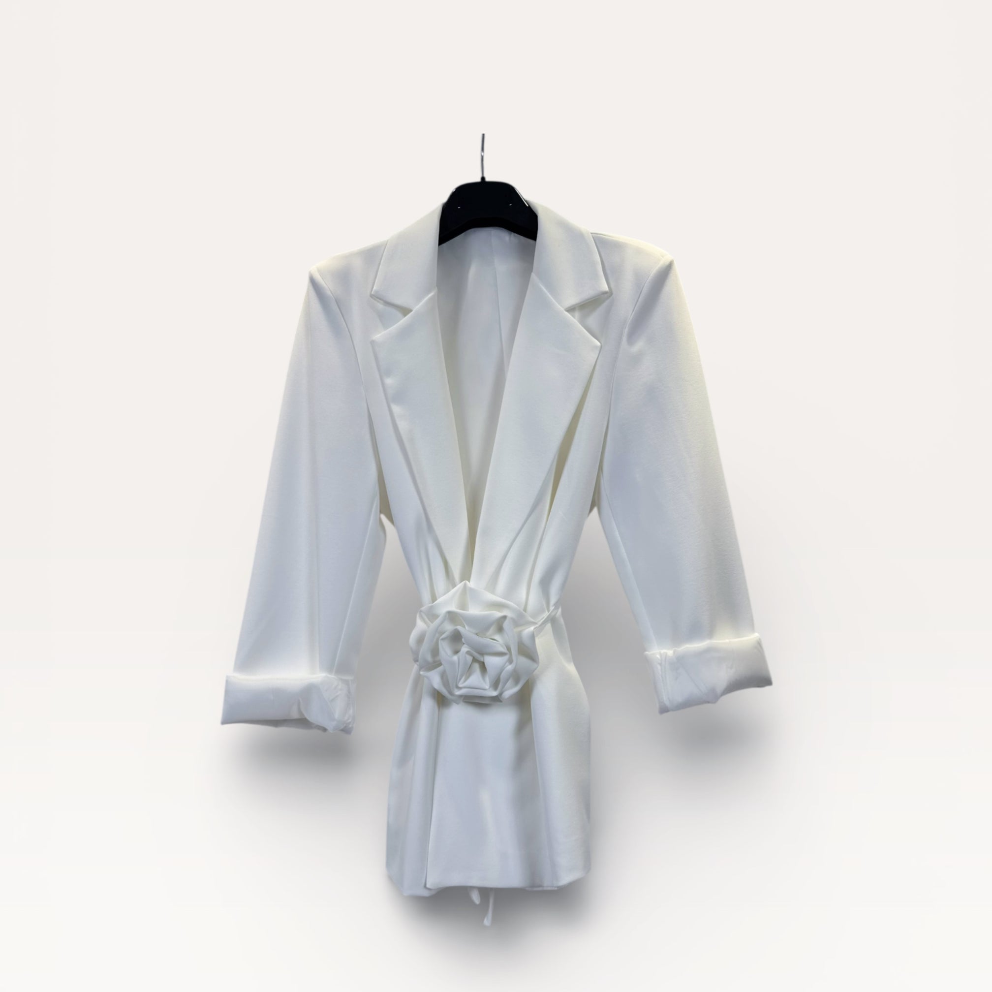 Blazer con spilla a rosa e cintura annodata