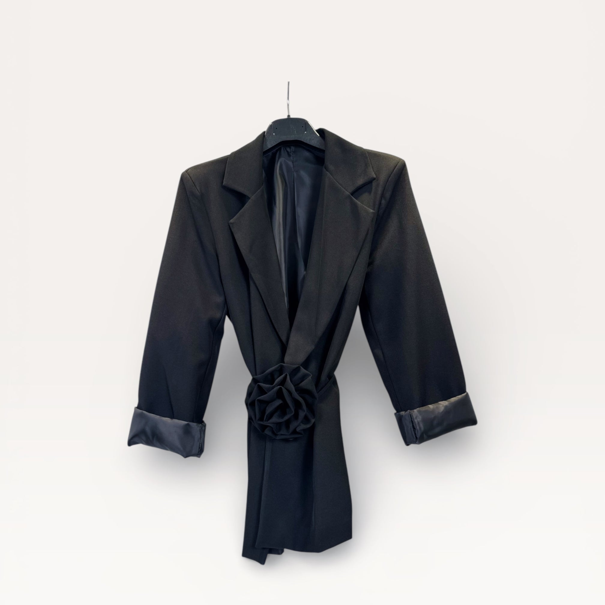 Blazer con spilla a rosa e cintura annodata