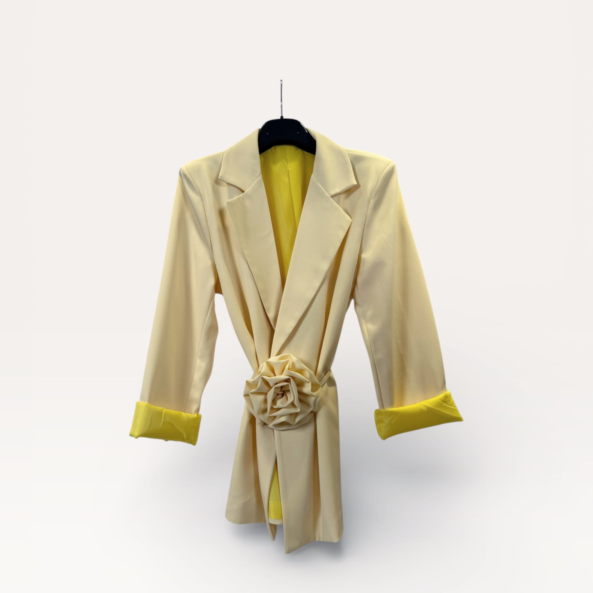 Blazer con spilla a rosa e cintura annodata