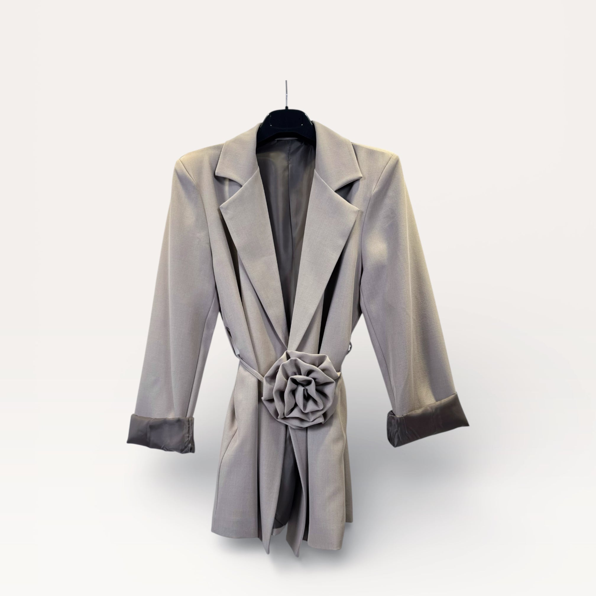 Blazer con spilla a rosa e cintura annodata