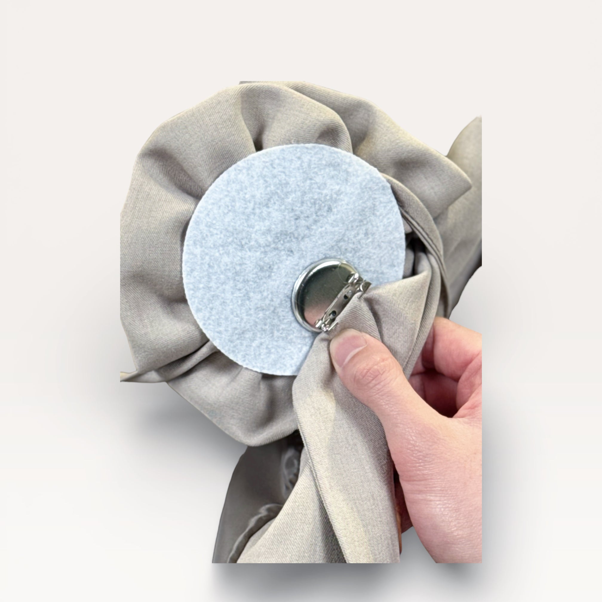 Blazer con spilla a rosa e cintura annodata